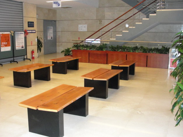 輕食區樓梯旁座位